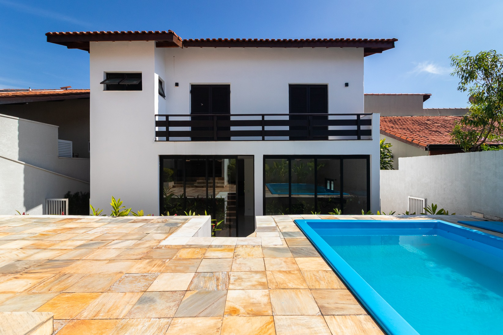 Fachada posterior com piscina e deck