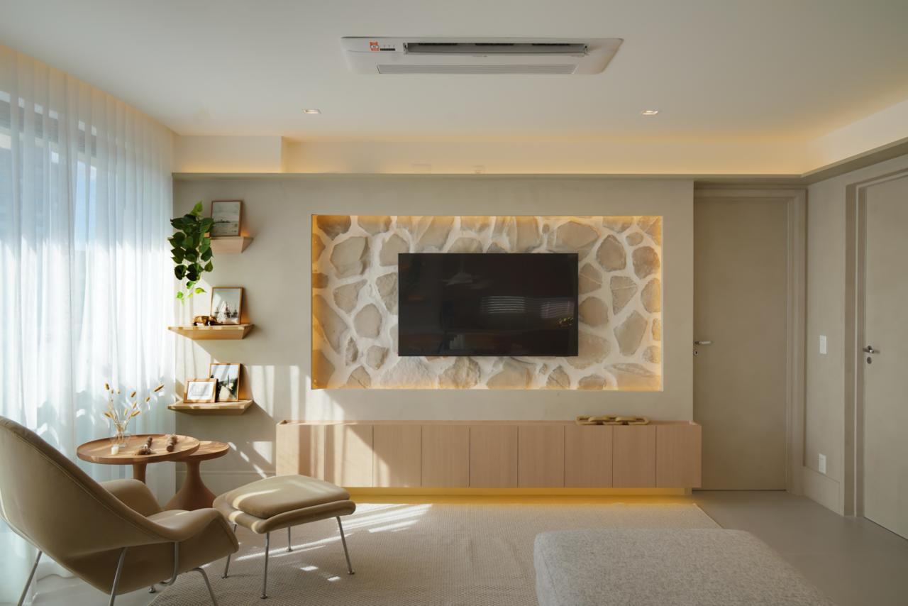 Sala de TV com painel iluminado