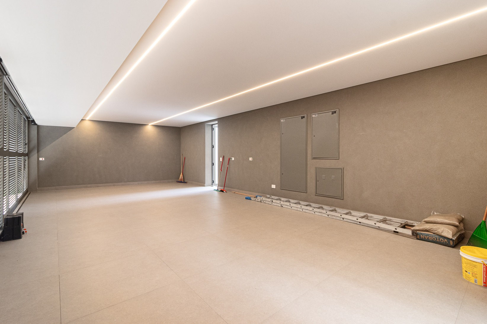 Garagem ampla com iluminação linear