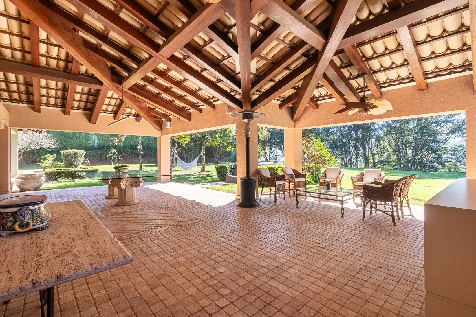 Espaço gourmet coberto com vista para o jardim