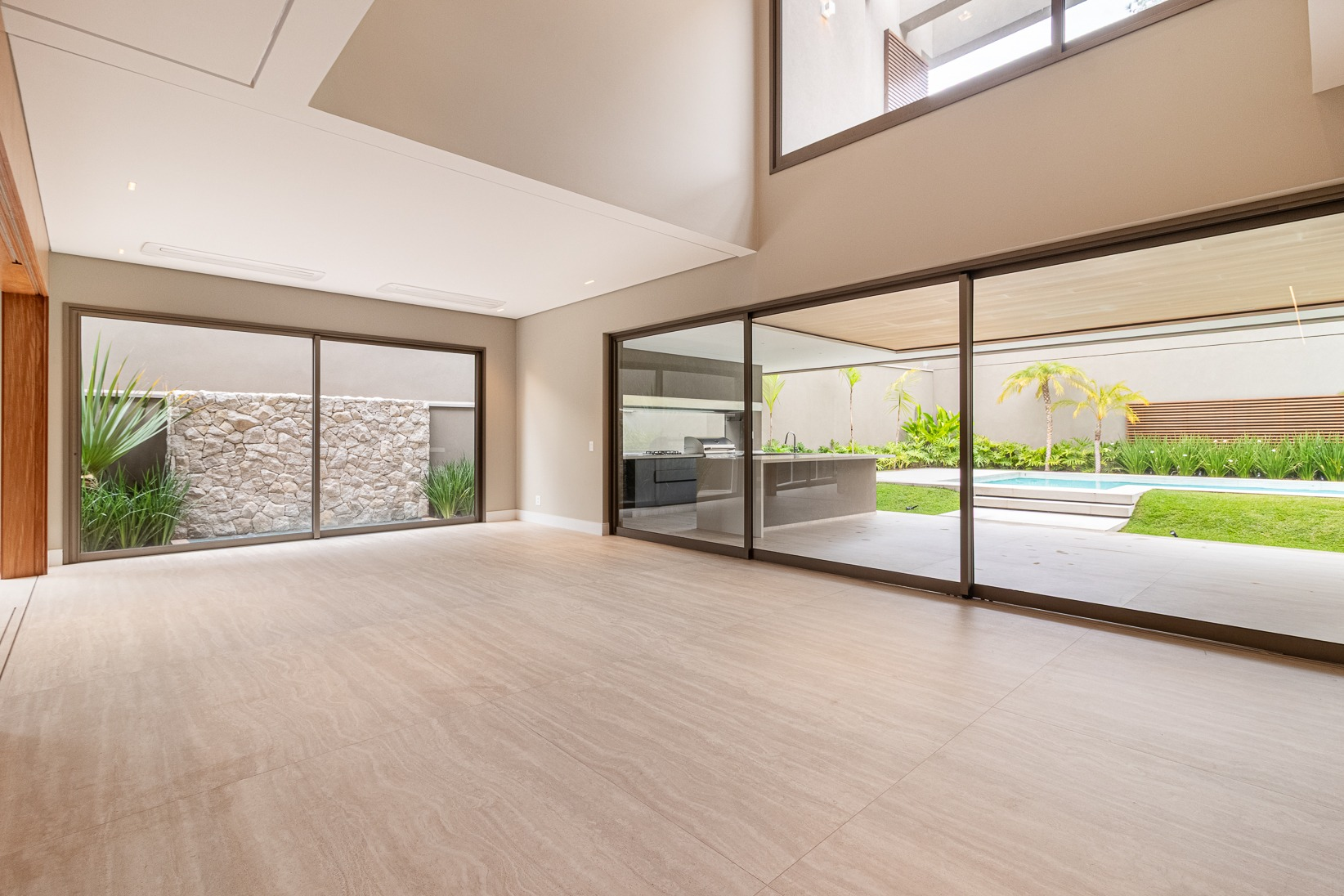 Living integrado com a área externa e a piscina
