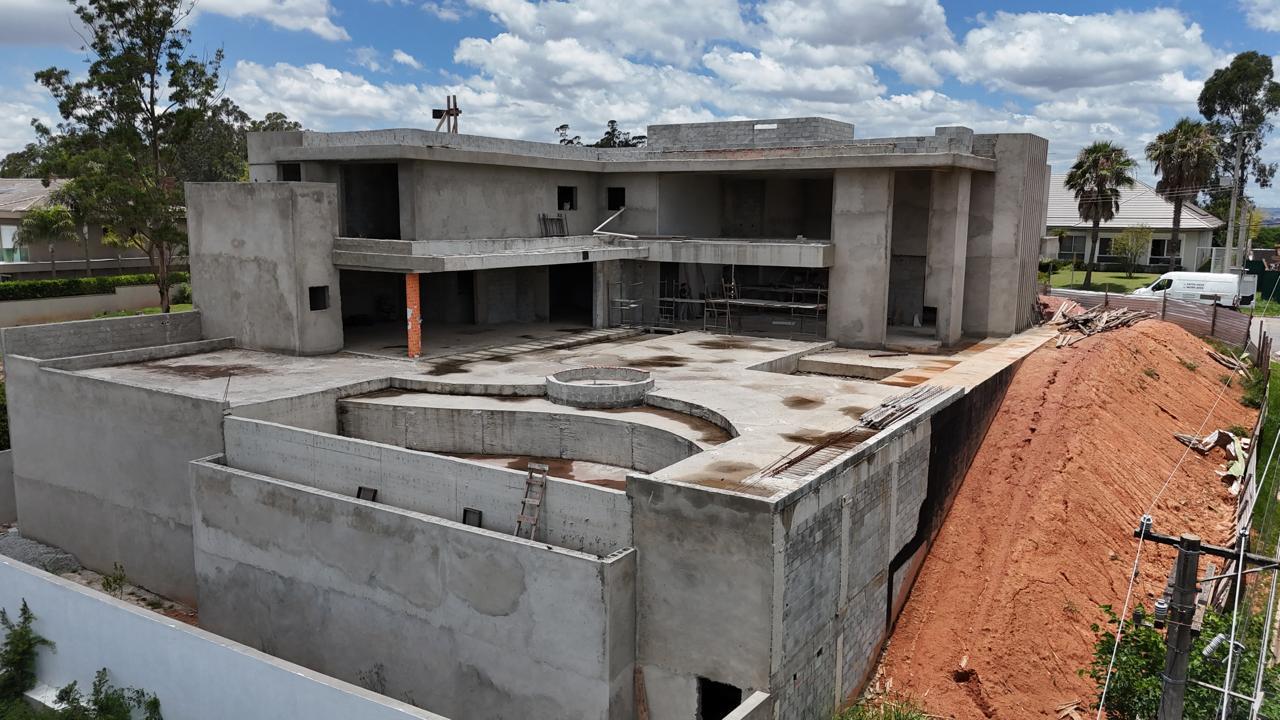Vista aérea da implantação da obra no terreno
