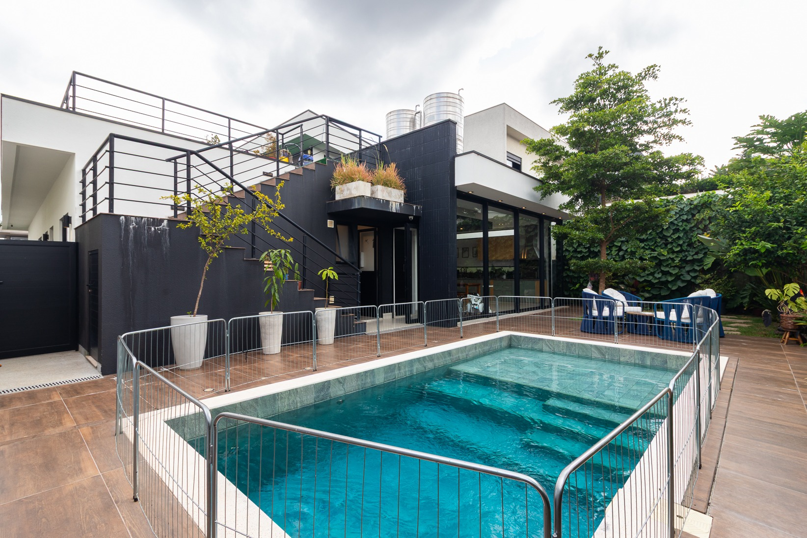 Área externa com piscina
