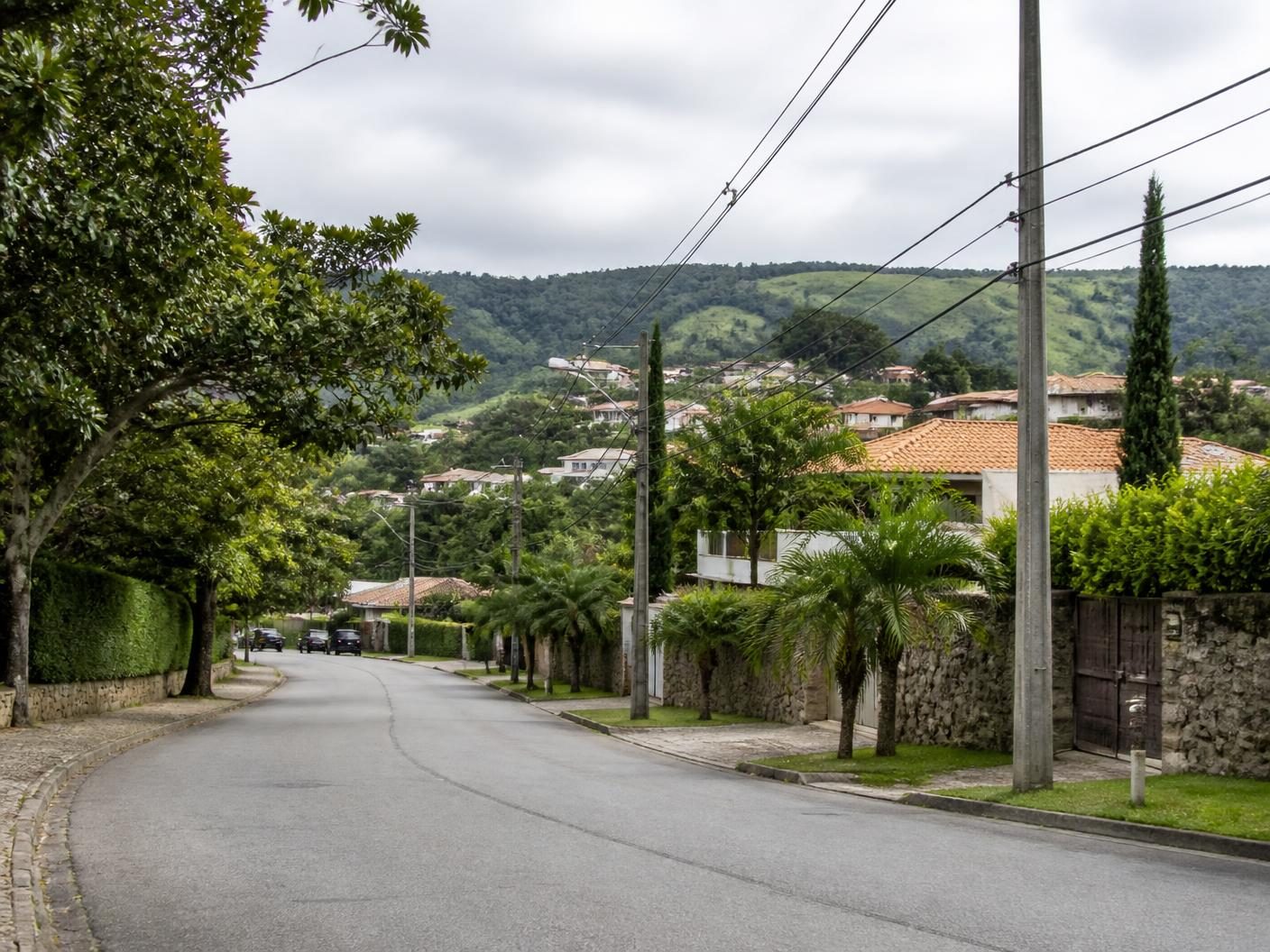 Rua residencial arborizada na região entre Alphaville e o Centro Histórico de Santana de Parnaíba