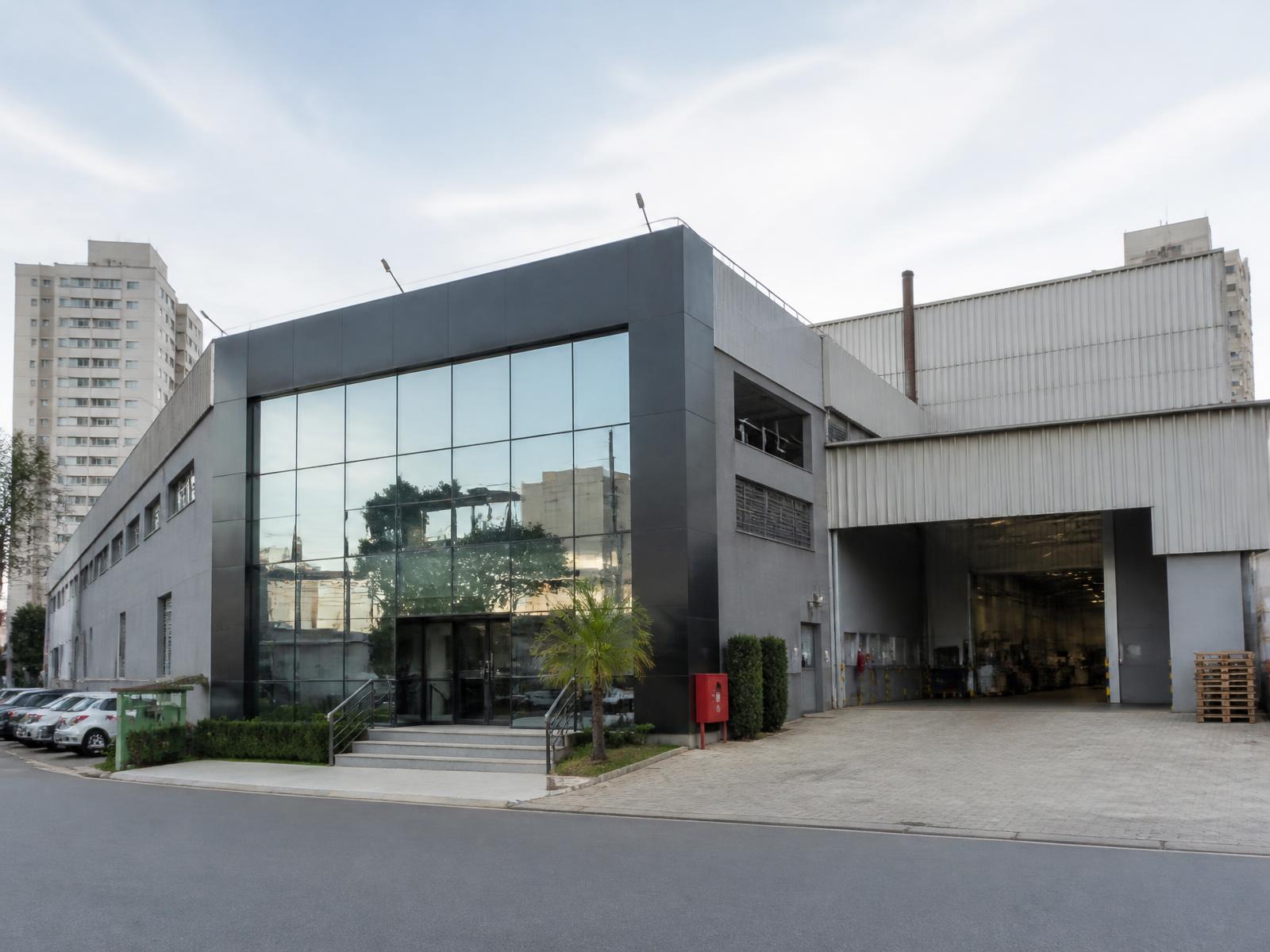 Fachada de um ativo comercial e industrial brasileiro com acesso e pátio