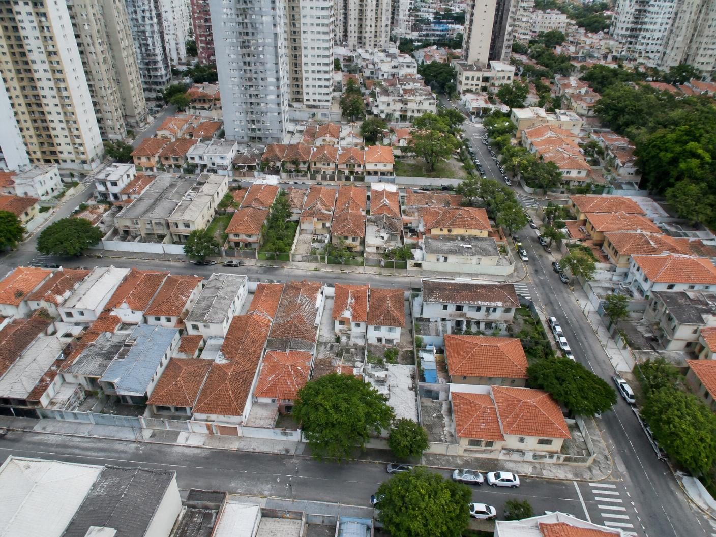 Vista aérea de área urbana consolidada com lotes e imóveis existentes