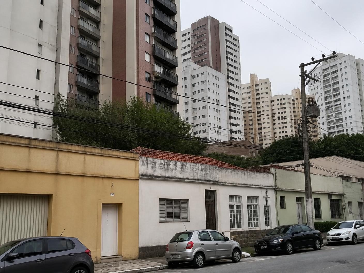 Construções antigas de baixo aproveitamento em região verticalizada