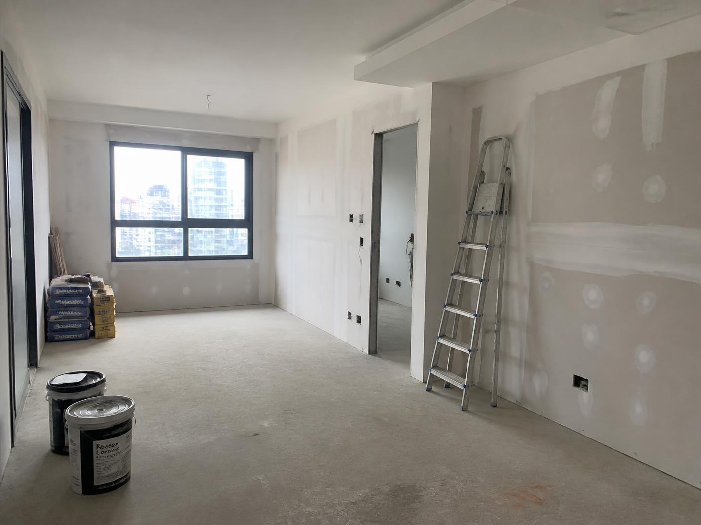 Apartamento em fase de reforma, com contrapiso e paredes preparadas